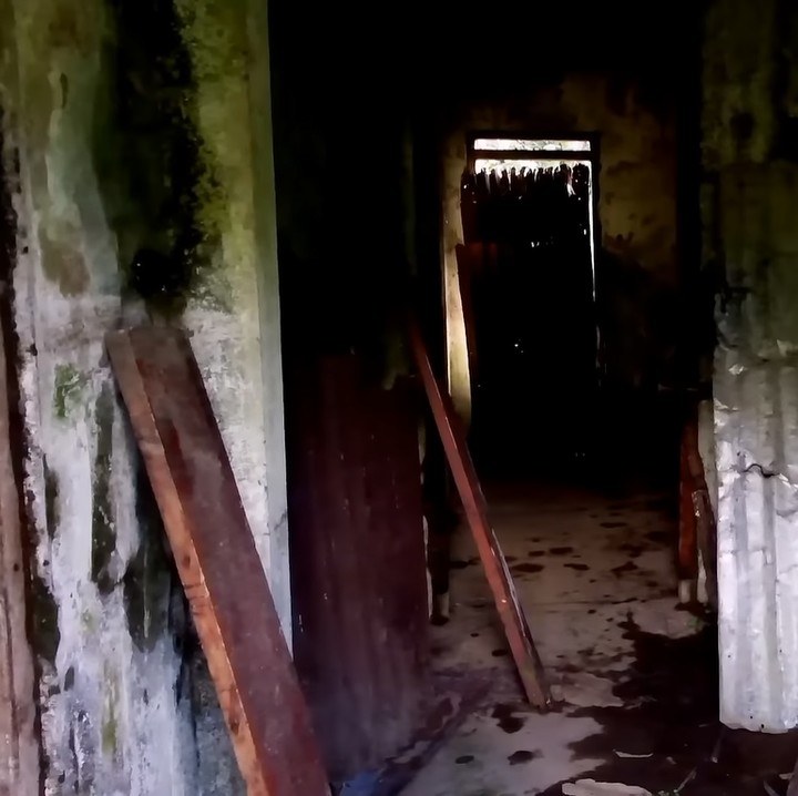 <p>Rumah ini terlihat sudah berumur amat tua. Begini penampakannya, bagaimana menurut Bunda? (Foto: YouTube Jejak Bang Ibra)<br /><br /><br /></p>