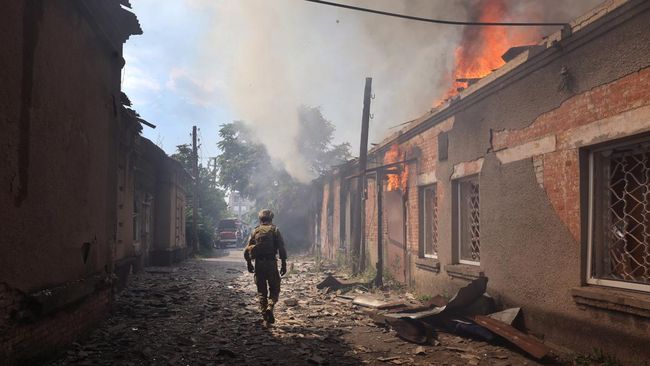 Ukraina segera mengerahkan strategi baru demi mempertahankan Donetsk setelah Luhansk direbut pasukan Rusia.