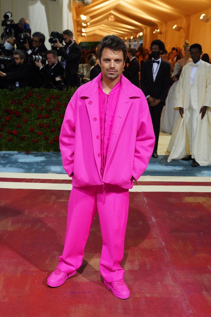 Tahun lalu Valentino viral lewat koleksi serba pink. Gaya tersebut turut diadopsi para selebriti pria salah satunya Sebastian Stan. Ia bergaya sporty dalam warna ini di Met Gala 2022. Foto: Patrick McMullan via Getty Image/Sean Zanni