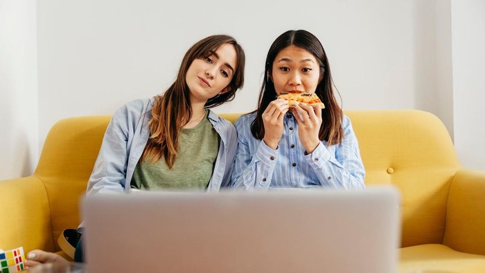 Buat Teman Malam Minggu, Ini 5 Rekomendasi Film dan Series Adaptasi Novel yang Tayang di Netflix!