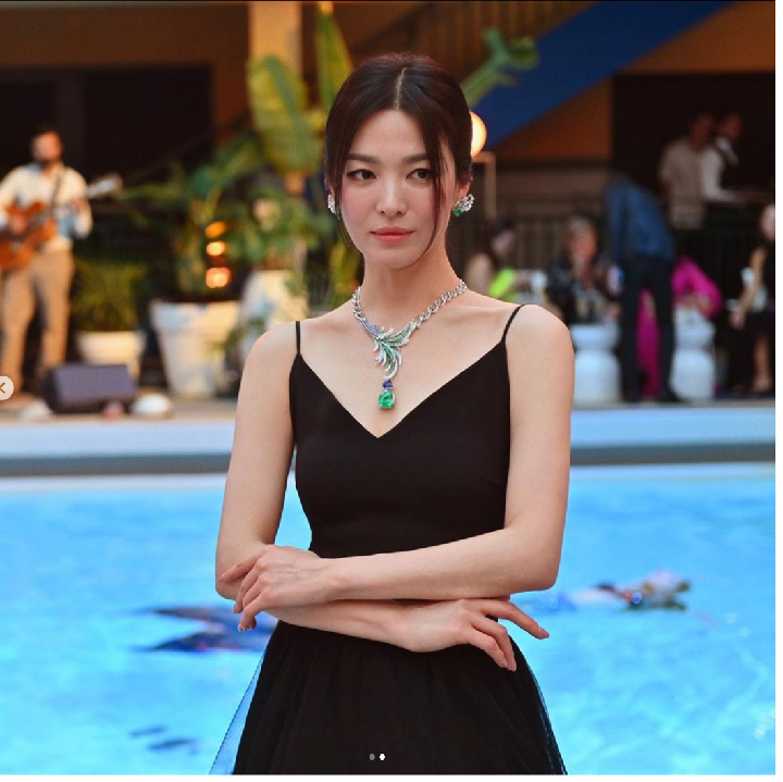 <p>Meski sudah berusia lebih dari 4 dekade, Song Hye Kyo malah terlihat makin memesona, nih. Mantan istri Song Jong Ki ini mengunggah penampilan terbarunya di media sosial. (Foto: Dok. Instagram @kyo1122 @chaumetofficial)</p>