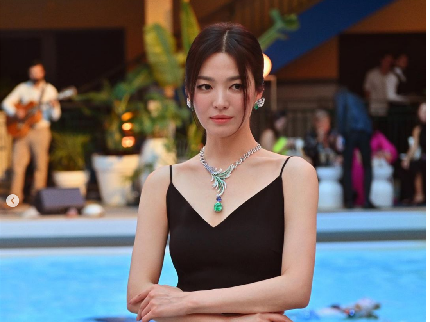 7 Potret Song Hye Kyo Tampil Flawless di Usia 40 Th, Curi Perhatian Bergaun Hitam