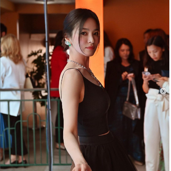 <p>Song Hye Kyo tampil <em>flawless</em> dan cantik mengenakan gaun hitam dipadu dengan perhiasan mewah. Potret ini dibagikannya di akun Instagram, Bunda. (Foto: Instagram @kyo1122) </p>