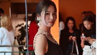 <p>Song Hye Kyo tampil <em>flawless</em> dan cantik mengenakan gaun hitam dipadu dengan perhiasan mewah. Potret ini dibagikannya di akun Instagram, Bunda. (Foto: Instagram @kyo1122) </p>