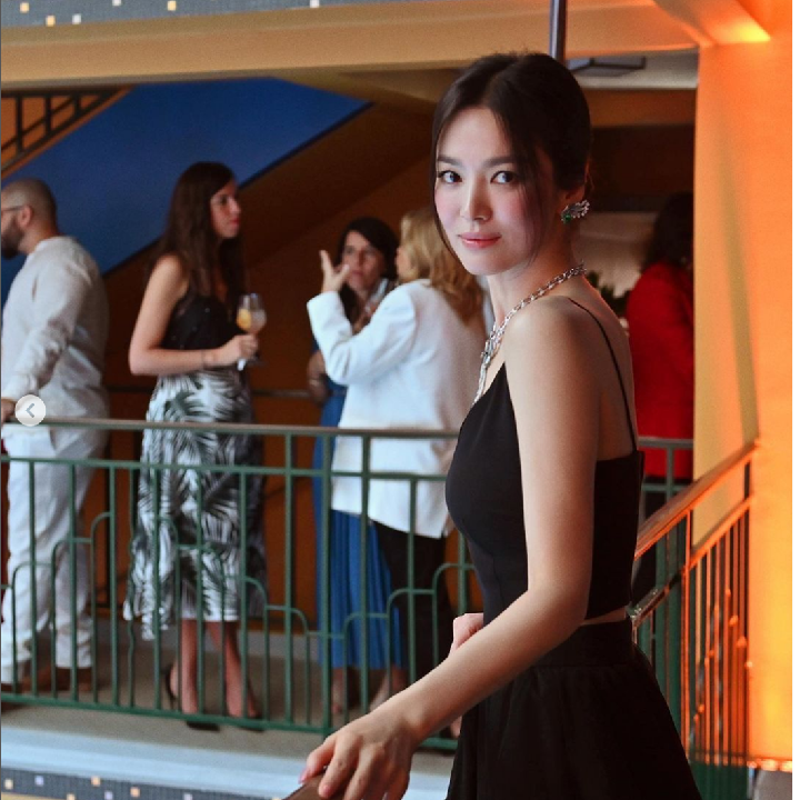 <p>Sebagai penikmat drama Korea, tentunya Bunda sudah tak asing dengan Song Hye Kyo. Aktris yang kerap muncul di drakor ini sudah berusia 40 tahun, lho. (Foto: Dok. Instagram @kyo1122 @chaumetofficial)</p>