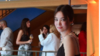 <p>Sebagai penikmat drama Korea, tentunya Bunda sudah tak asing dengan Song Hye Kyo. Aktris yang kerap muncul di drakor ini sudah berusia 40 tahun, lho. (Foto: Dok. Instagram @kyo1122 @chaumetofficial)</p>