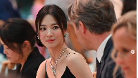 <p>Menginjak usia 40 tahun, Song Hye Kyo terlihat tetap awet muda, Bunda. Baru-baru ini, potretnya yang mengenakan gaun hitam menjadi sorotan publik.  (Foto: Instagram @kyo1122)</p>