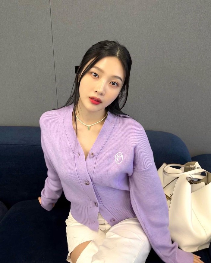 Suka pakai outfit simple? Coba OOTD Joy RV ini, Beauties! Padukan cardigan warna lilac dengan ripped pants berbahan kain warna putih. Tampilan kamu jadi terlihat manis. (Foto: instagram/_imyour_joy).
