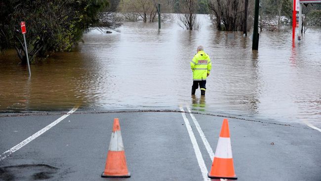 Pemerintah negara bagian New South Wales Australia meminta puluhan ribu warga di Sydney untuk mengungsi akibat banjir di wilayah itu, Senin (4/7).