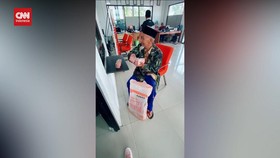 VIDEO: Kakek 103 Tahun Bawa Uang Cash Sekarung Buat Beli Mobil Mewah