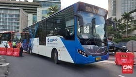 Transjakarta dan Kendaraan VVIP Boleh Berputar di Bundaran HI