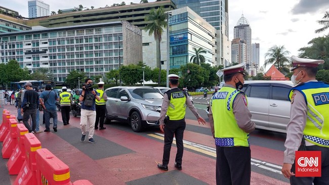 Dinas Perhubungan DKI Jakarta memberlakukan uji coba rekayasa lalu lintas di Bundaran Hotel Indonesia (HI), Jakarta, Senin (4/7) sore.