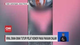 VIDEO: Viral Emak-Emak Tutupi Pelat Nomor Pakai Pakaian Dalam