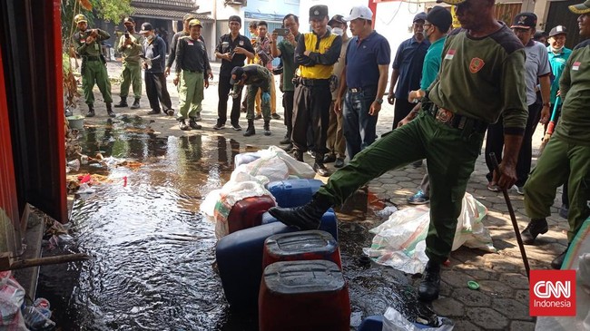 Sebanyak 9 jeriken berisi minuman keras (miras) ditemukan polisi di sekitar bangunan ruko yang jadi sasaran amuk massa dalam kericuhan Babarsari.