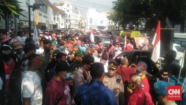Puluhan orang berunjuk rasa di Medan meminta Presiden Jokowi turun tangan mengatasi dugaan mafia tanah di konflik lahan eks HGU PTPN II Sumatera Utara.