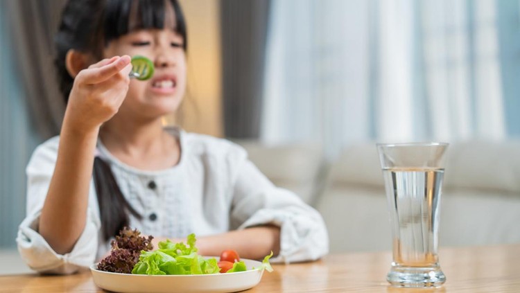 Anak makan sayur Anak makan sayur