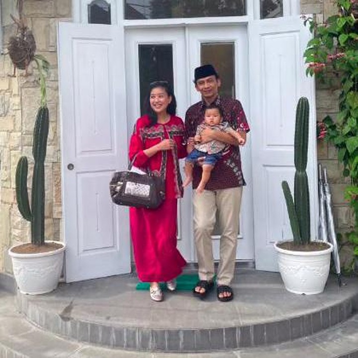 <p>Olivia Zalianty dan suami baru saja dikaruniai anak laki-laki bernama Hydro Putro Kusumo. (Foto: Instagram @oliviazallianty)</p>