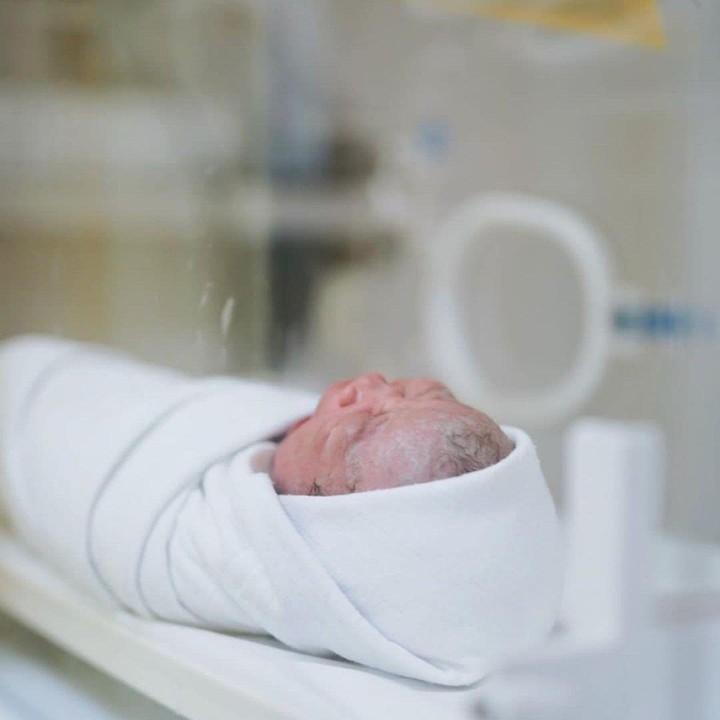 <p>Bayi perempuan Dea Ananda dan Ariel Nidji diberi nama dengan makna indah, Sanne El Azhar. Berarti bunga dari Tuhan yang bercahaya. (Foto: Instagram @dea_ananda)</p>