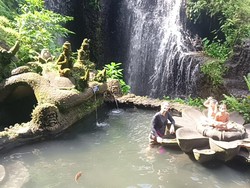 Melukat di Taman Beji Griya Waterfall, Bule Brazil Takjub