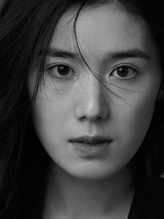 Debut aktingnya dimulai pada tahun 2010 lalu, melalui film supranatural berjudul Haunters. Masih di tahun yang sama, debut aktingnya dalam drama sebagai pemeran figuran yang bertajuk Pasta./ Foto: instagram.com/jungeunchae_