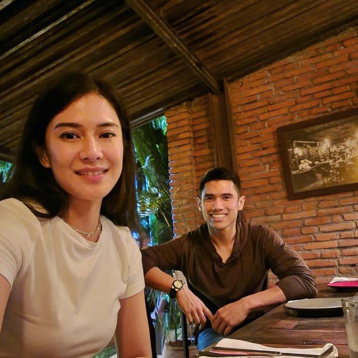 <p>Dian Sastrowardoyo dan sang suami, Indraguna Sutowo, terlihat sedang berlibur di Bali nih, Bunda. Dari laman instagramnya, terlihat pasangan yang menikah pada 18 Mei 2010 ini tinggal di daerah Ubud yang sejuk. (Foto: Instagram @therealdisastr)<br /><br /><br /></p>
