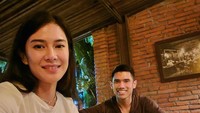 <p>Dian Sastrowardoyo dan sang suami, Indraguna Sutowo, terlihat sedang berlibur di Bali nih, Bunda. Dari laman instagramnya, terlihat pasangan yang menikah pada 18 Mei 2010 ini&nbsp;tinggal di daerah Ubud yang sejuk. (Foto: Instagram @therealdisastr)<br /><br /><br /></p>
