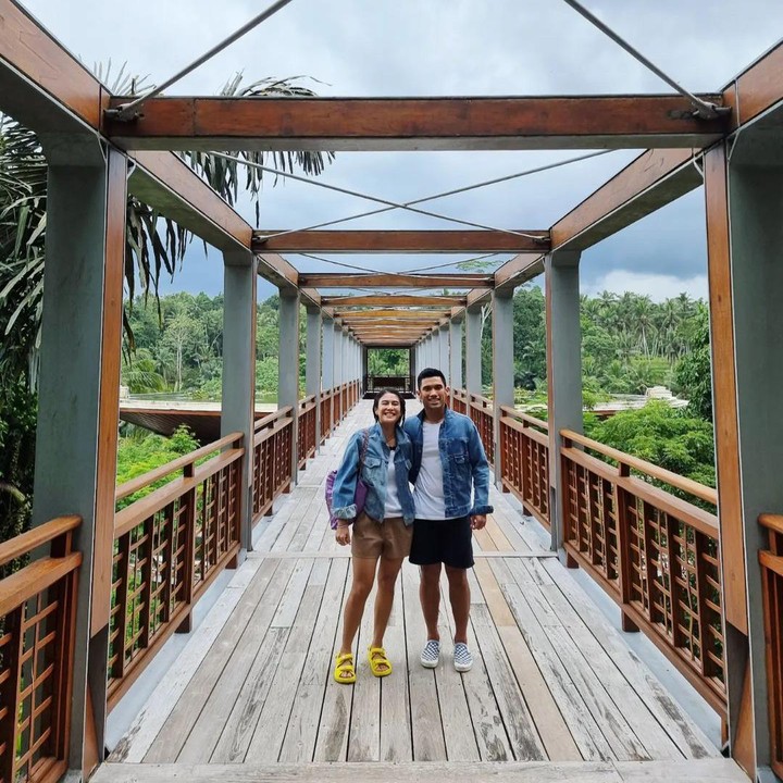 <p>Tak diketahui apakah mereka hanya pergi berdua atau bersama dengan kedua anaknya. Yang jelas, aktris yang populer lewat peran sebagai Cinta di film <em>Ada Apa Dengan Cinta?</em> ini tampak begitu menikmati Bali, Bunda. (Foto: Instagram @therealdisastr)<br /><br /><br /></p>