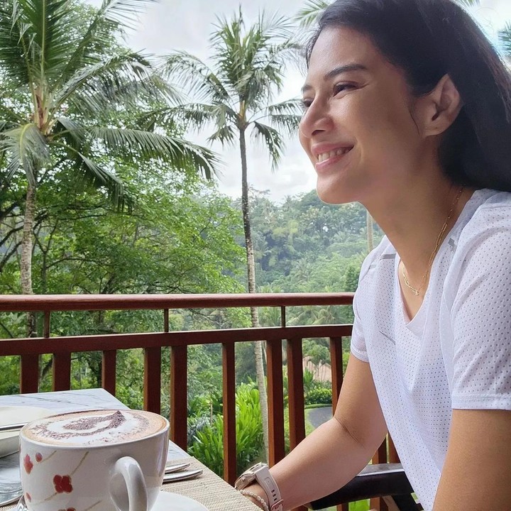 <p>Di potret lainnya, Dian juga menunjukkan potret saat sedang menikmati pemandangan Ubud yang 'hijau'. Dengan kaos putih, Bunda dua anak ini tersenyum cantik. (Foto: Instagram @therealdisastr)<br /><br /><br /></p>