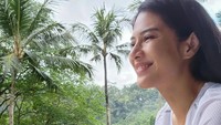 <p>Di potret lainnya, Dian juga menunjukkan potret saat sedang menikmati pemandangan Ubud yang 'hijau'. Dengan kaos putih, Bunda dua anak ini tersenyum cantik. (Foto: Instagram @therealdisastr)<br /><br /><br /></p>