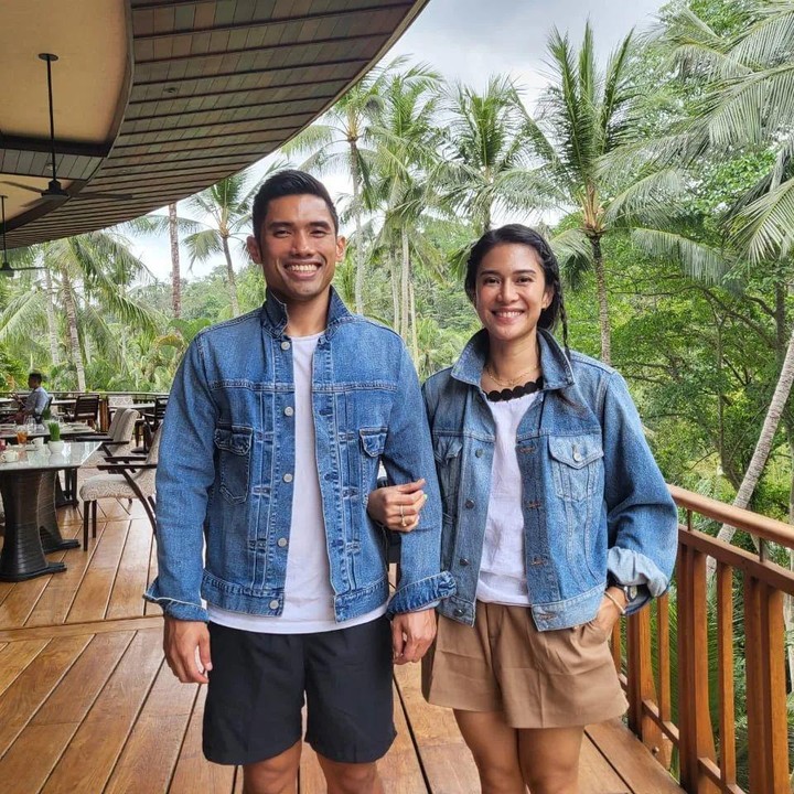 <p>Dian kerap membagikan potret dirinya bersama sang suami selama berada di Pulau Dewata. Pada satu foto, pasangan ini tampak kompak dengan outfit santai berbalut jaket denim. (Foto: Instagram @therealdisastr)<br /><br /><br /></p>