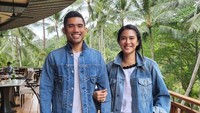 <p>Dian kerap membagikan potret dirinya bersama sang suami selama berada di Pulau Dewata. Pada satu foto, pasangan ini tampak kompak dengan outfit santai berbalut jaket denim. (Foto: Instagram @therealdisastr)<br /><br /><br /></p>