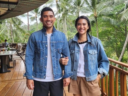 5 Potret Dian Sastrowardoyo dan Suami Liburan di Bali, Kompak Pakai Jaket Denim