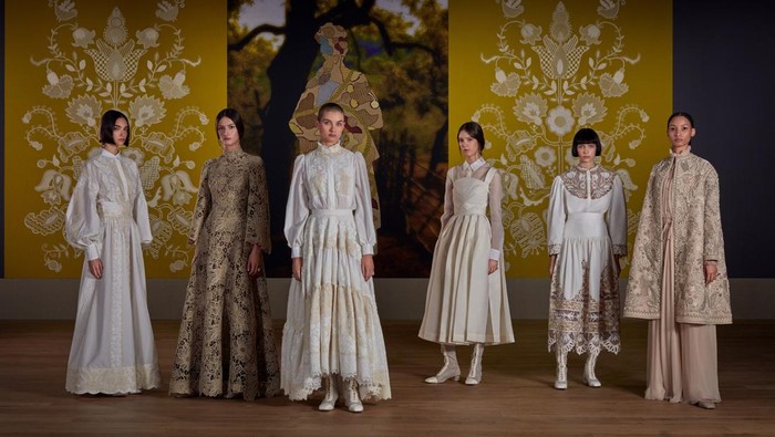 Penuh Detail Cantik, Simak 6 Hal Menarik dari Koleksi Dior Haute Couture Fall 2022 Penuh Detail Cantik, Simak 6 Hal Menarik dari Koleksi Dior Haute Couture Fall 2022