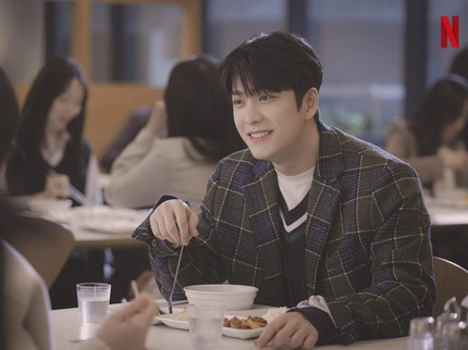 5 Act of Service Jun Ho di Drama Korea Extraordinary Attorney Woo, Dilabeli Green Flag