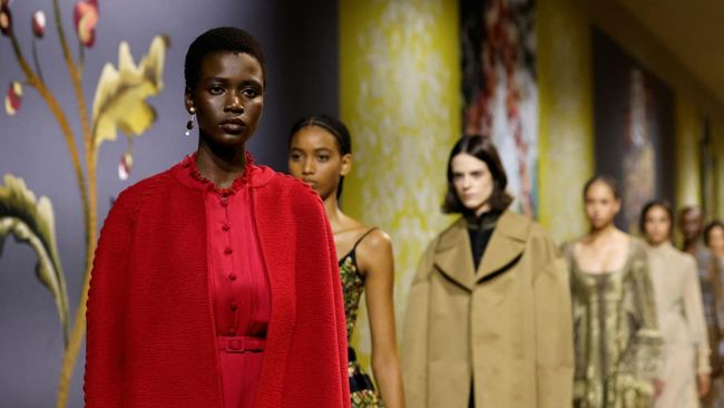 Dalam koleksi terbarunya di panggung Paris Couture Fashion Week, Dior dan Rahul Misra sama-sama terinspirasi dari pohon kehidupan.