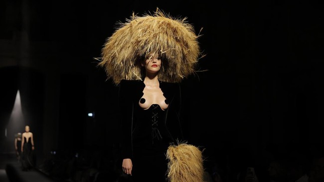FOTO: Imajinasi dan Kegilaan Couture Schiaparelli