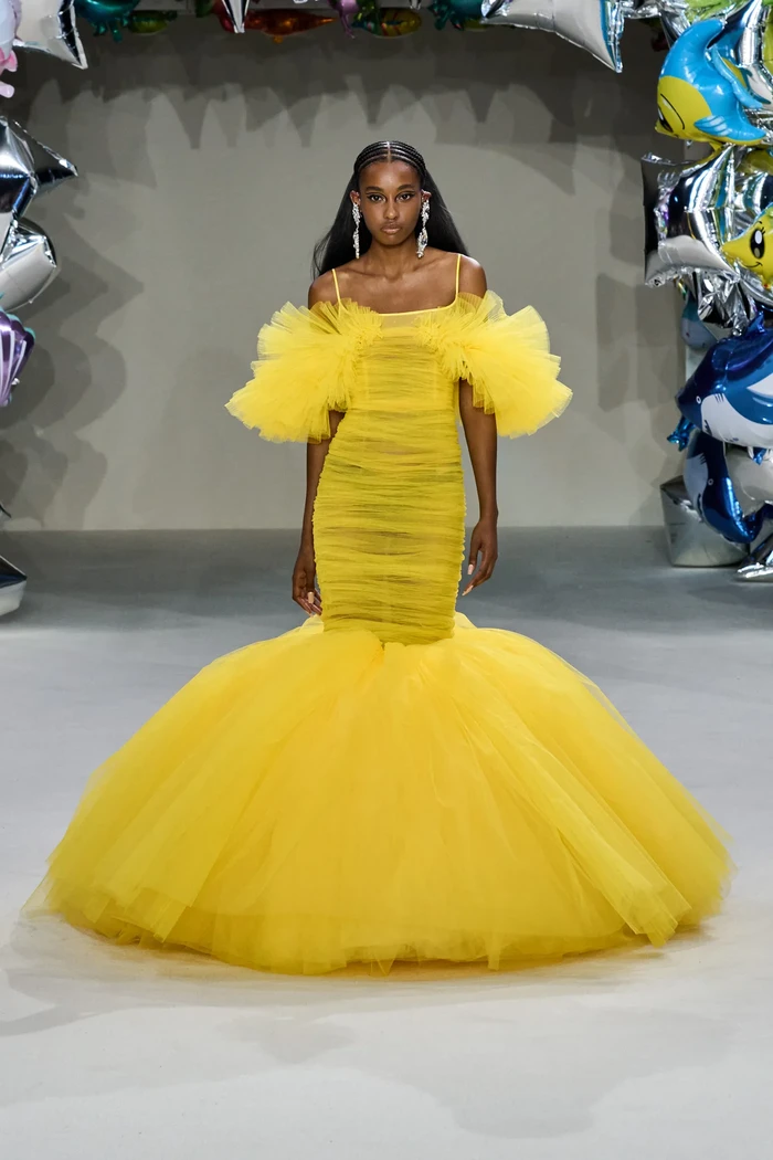 Versi lain hadir dalam model off shoulder. Koleksi ini menandai satu dekade eksistensi Valli di ranah haute couture. Foto: Daniele Oberrauch / Gorunway.com