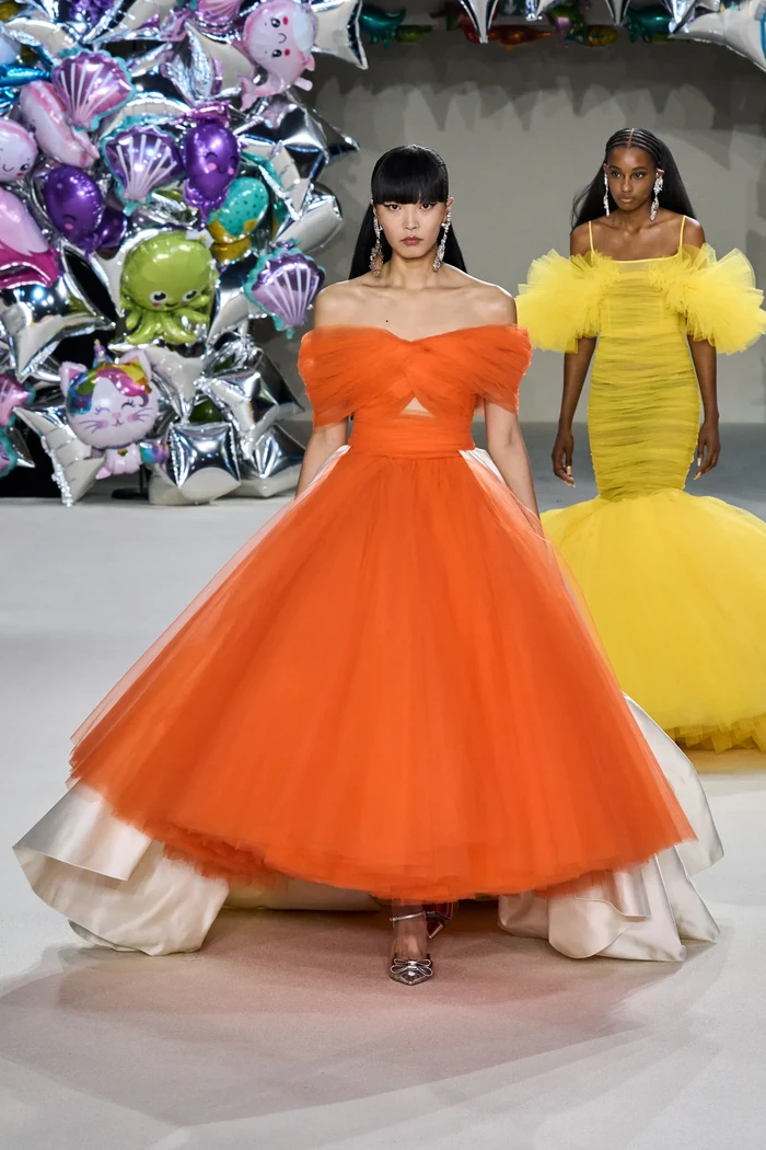 Gaun A-line dalam warna orange hadirkan kreasi elegan, fun, dan dramatis ala Giambattista Valli. Foto: Daniele Oberrauch / Gorunway.com