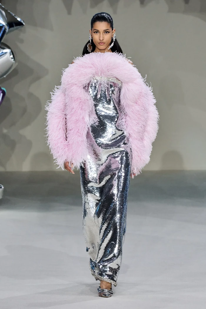 Koleksi haute couture identik dengan detail yang intricate. Berikut Valli tampilkan lewat kreasi gaun sequins berhiaskan feathers. Foto: Daniele Oberrauch / Gorunway.com
