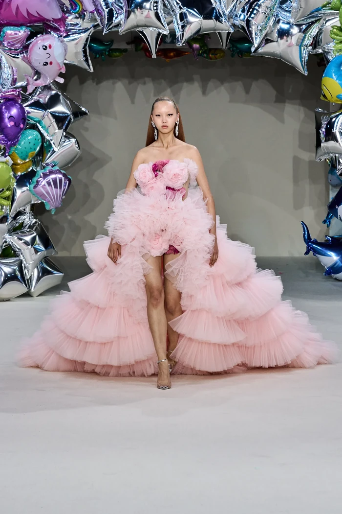 Salah satu kreasi Valli yang viral adalah gaun tulle warna pink berpotongan asimetris yang dipakai Kendall Jenner. Gaun tersebut kini hadir dalam versi yang lebih seksi. Foto: Daniele Oberrauch / Gorunway.com
