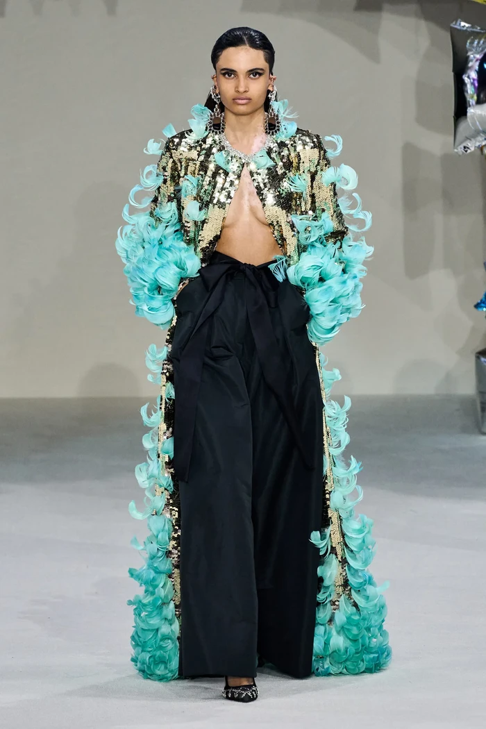 Detail feathers disusun sedemekian rupa menjadikan sebuah coat terlihat mewah dan playful.Foto: Daniele Oberrauch / Gorunway.com