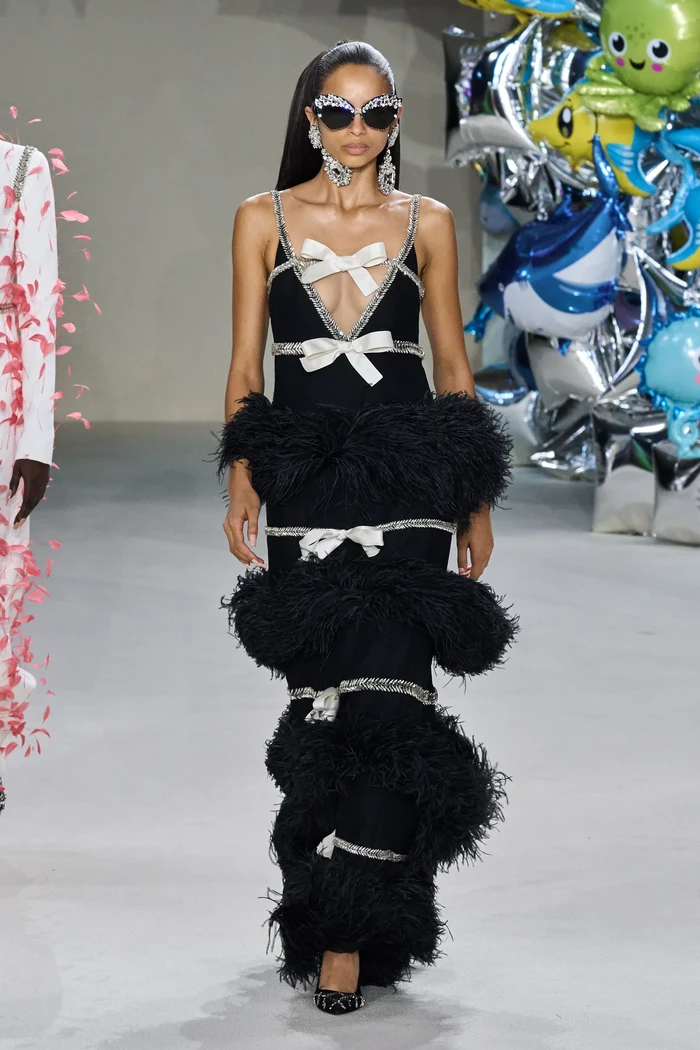 Detail pita yang sudah lama tak terlihat di runway, dibawa kembali oleh Valli pada salah satu gaun hitamnya. Foto: Daniele Oberrauch / Gorunway.com