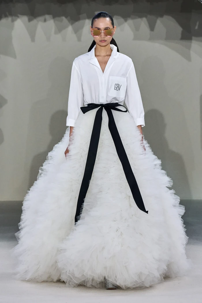 Di sesi akhir peragaan, Valli menampilkan sejumlah model memakai coat berhiaskan logo dengan rok tulle putih. Foto: Daniele Oberrauch / Gorunway.com