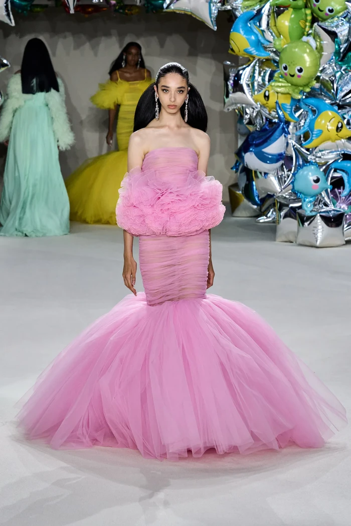 Giambattista Valli dikenal dengan garis rancang yang feminin dalam bahan tulle, pada koleksi haute couture fall 2022 ia mewujudkannya dalam deretan gaun klasik seperti model strapless dan siluet mermaid berikut. Foto: Daniele Oberrauch / Gorunway.com