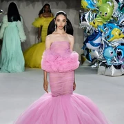 Giambattista Valli Rayakan Satu Dekade Jadi Desainer Haute Couture dengan Koleksi Penuh Warna dan Gaun Klasik