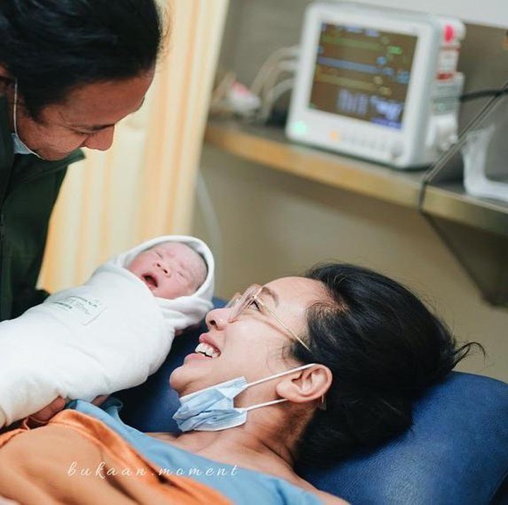 <p>Kehadiran anak perempuan dalam pernikahan Dea Ananda dan Ariel Nidji, membuat mereka sangat bersyukur. <em>“God has given a piece of heaven us,”</em> tulis Dea Ananda sebagai <em>caption</em> pada <em>postingannya.</em> (Foto: Instagram @dea_ananda)</p>