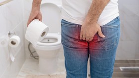 5 Kebiasaan yang Menyebabkan Ambeien, Nongkrong Lama di Toilet