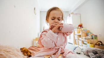 13 Cara Meredakan Batuk pada Anak Saat Tidur, Ketahui Juga Penyebabnya Bun