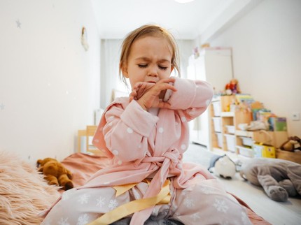 13 Cara Meredakan Batuk pada Anak Saat Tidur, Ketahui Juga Penyebabnya Bun