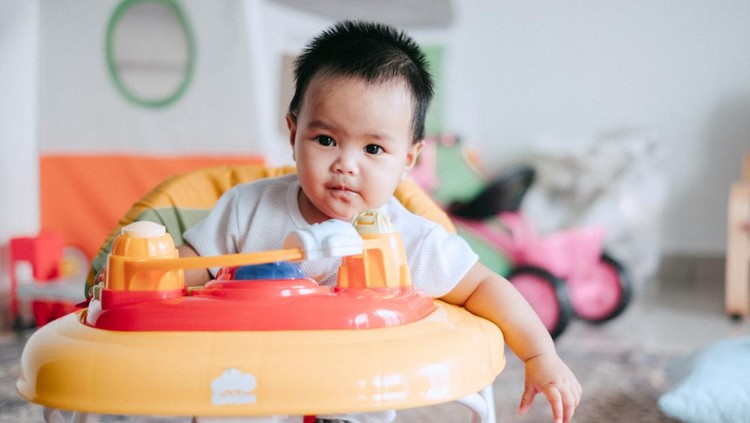 ilustrasi anak menggunakan baby walker